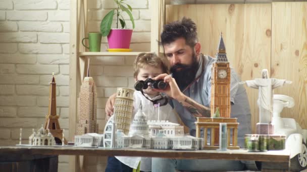 Jongen-zoon en vader met historische gebouwen van de wereld in miniatuur. Vader en zoon studeren interessante plekken van de wereld. Interessante reis begint. — Stockvideo