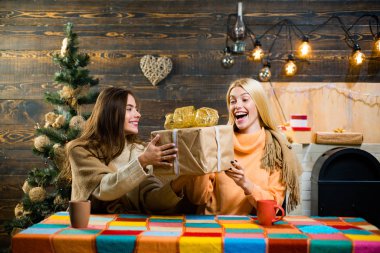 Sana mutlu Noeller diliyorum. Yakın insanlar için kış tatil günlerinde hediye. Kız arkadaşlarım Noel evde. Noel kız. Noel partisine, mutlu yeni yıl arkadaşlar.