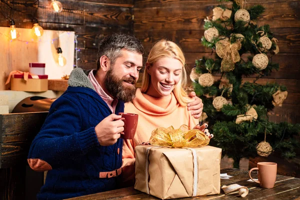 Familjens julkoncept. Positiva känslor ansiktsuttryck. Familjens jul är glada. Roligt nyårskoncept. Gåva känslor. Julförberedelser. — Stockfoto