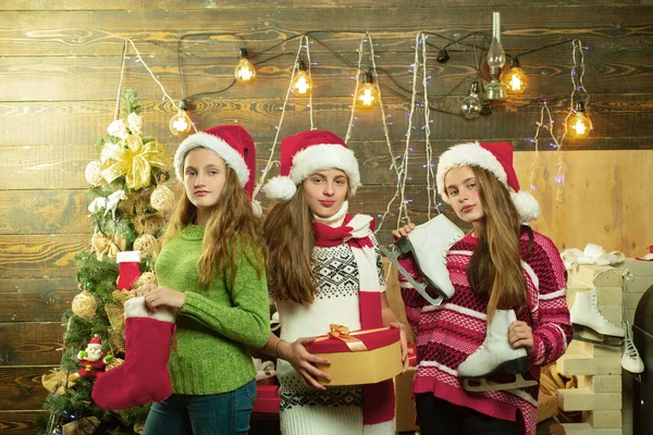 Amigos adolescentes de Natal. Menina bonito perto da árvore de Natal. alegre bonito menina abrindo um presente de Natal . — Fotografia de Stock