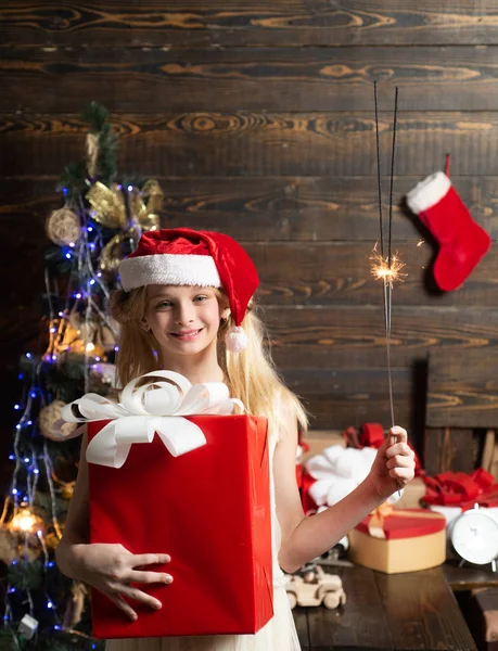 Zimní děti. Radostné dospívající při pohledu kamery na Vánoce doma. Roztomilý malý puberťák slavit Vánoce. Vánoční teenagera - štěstí koncepce. — Stock fotografie