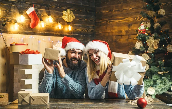 Familj lycka koncept. Positiva känslor ansiktsuttryck. Familjen jul glad. Vinter semester och människor koncept. Rolig nyår koncept. — Stockfoto