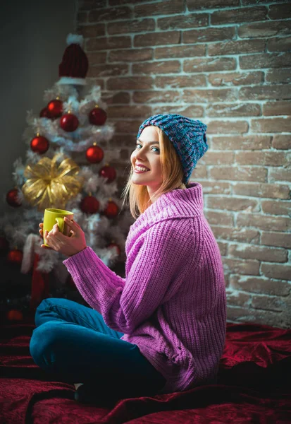 Mulled wine. Happy new year. Winter holidays and people concept. Christmas tree decorate at home. Smiling woman decorating Christmas tree at home. Merry Christmas and Happy New Year happiness concept. — Stock Photo, Image
