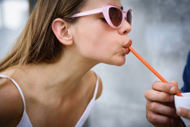 Susuz bir içki için. Sevimli kadın içki saman. Saman içme ile yudum içecek güzel kadın. Şık kadın zevk saman içki yudumlarken