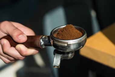 Tutkumuz senin için zevk izin. Bira kahve ekipmanları. Barista portafilter elinde tut. Barista kahve espresso Café brews. Kafede kahve yapımında. Taze çekilmiş kahve