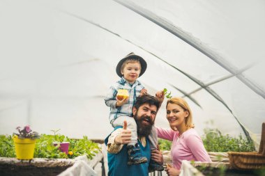 mutlu çocukluk. mutlu çocukluk kavramı. mutlu çocukluk anne ile küçük çocuk. mutlu çocukluk döneminde sera. bahçıvanlar.