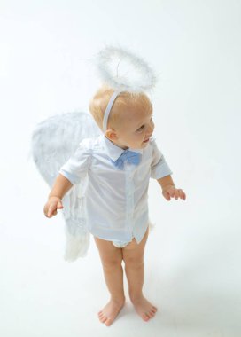Atmosferde tatil alarak. Bebek melek. Sevimli küçük melek çocuk. Melek kanatları ve halo bir küçük çocuk. Şirin Sevgililer aşk tanrısı ya da melek yüzlü bebeğim. Noel meleği. Noel partisi kutlama