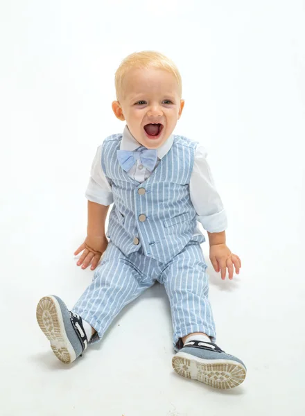 Modejunge. kleines Kind glücklich lächelnd. Junge Kind mit Mode-Look. kleines Baby in modischer Kleidung. bezaubernde Modemacherin. Kindermode-Trends. zum Vergnügen gemacht — Stockfoto