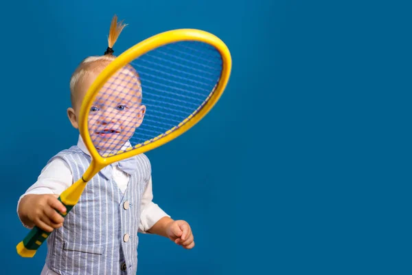 Aranyos és energikus. Kis sport szerelmes. Imádnivaló kis gyermek teniszütőt. Aktív boldog gyermek. Kis teniszező. Élvez az én-m kedvenc sport, másol hely — Stock Fotó