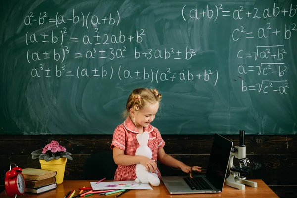 Lány használ laptop gépelés leckét. Kis gyermek típusú billentyűzet laptop az iskolában. A személyi asszisztens — Stock Fotó
