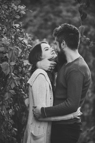 Casal com rostos sorridentes abraçar uns aos outros com ternura . — Fotografia de Stock