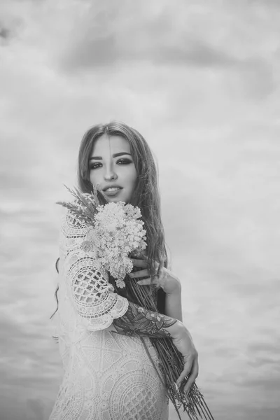 Mujer con ramo floral, moda —  Fotos de Stock