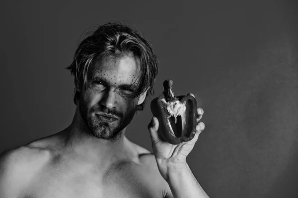 Homme avec maquillage à la mode créative tenir poivron, coeur — Photo