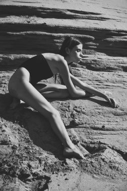 Mayo kumlu yamaçta, moda kadın