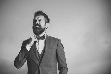 Adam sakal ve bıyıkla dramatik gökyüzü arka plan üzerinde.