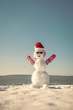 Yeni yıl kardan adam askı ile beyaz kar.