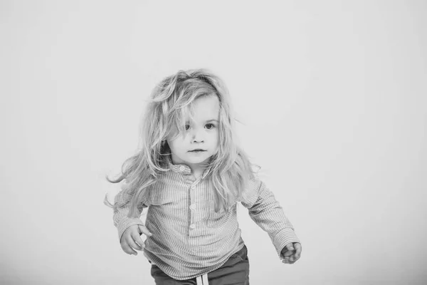 Niño feliz con cara linda . — Foto de Stock