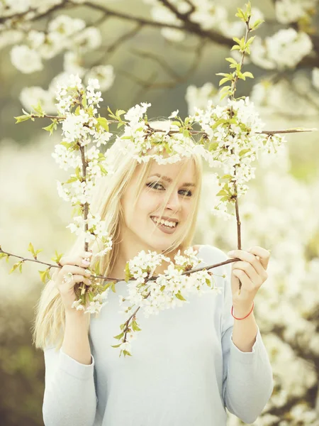 Mujer feliz en primavera, jardín de verano naturaleza, moda y juventud — Foto de Stock