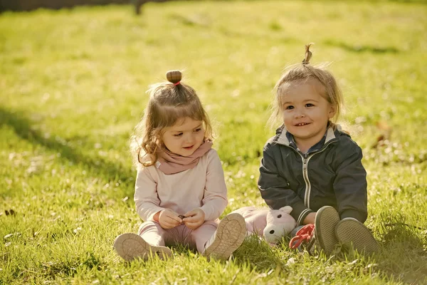 Barnen leker på grönt gräs på solig dag — Stockfoto