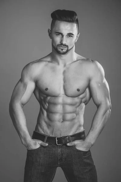 Bodybuilder athlétique homme sur fond gris . — Photo