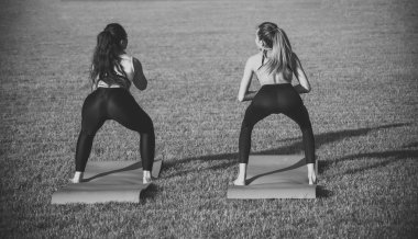 Etkinlik kadın yeşil çimenlerin üzerinde eğitim, yaz