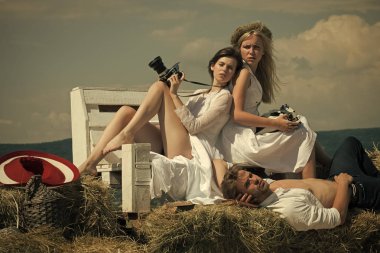 Adam ya da saman üzerinde yalan maço