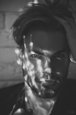 tıraşsız yüzü ve sakal ile berber.