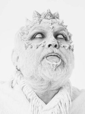 Adam kör gözlerle bakarken