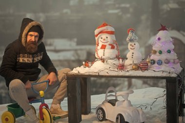 Adam binicilik bisiklet üstünde kar