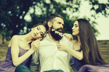 sakallı adam ve kadın merdivenlerde