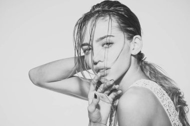 Şampuan ve kızın yüzündeki losyon.