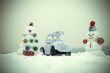 Noel ağacı ve mavi gökyüzü hediye kutusu