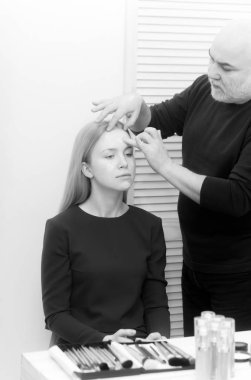 Adam kız yüz cilt Vakfı krem uygulamak