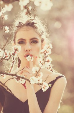 çiçekli bahar parkta güzel kız