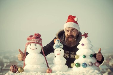 Noel Baba adam karlı heykeller ile gülümseyen