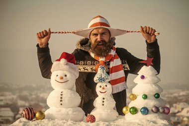 Kış günü sakallı hippi