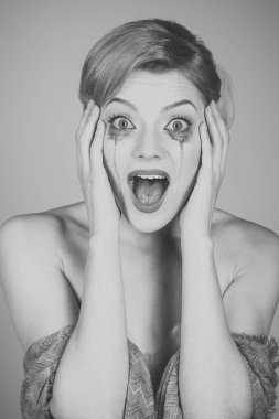 Kız çığlık yüz akışlarında maskara ile.