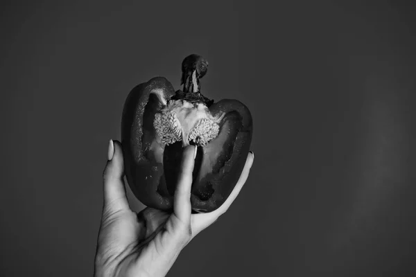 Gesundheit und Vitamin, Hand der Frau hält süßen Paprika — Stockfoto