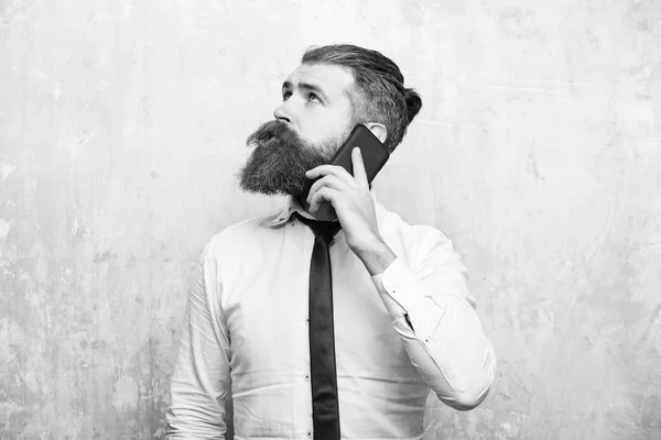 Barbudo o hipster con barba larga hablando por teléfono — Foto de Stock