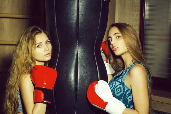 Dos bonitas chicas boxeadoras golpeando —  Fotos de Stock