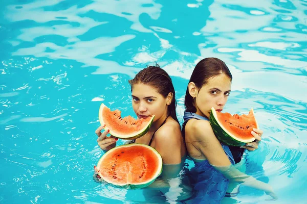 Donne con anguria in piscina — Foto Stock