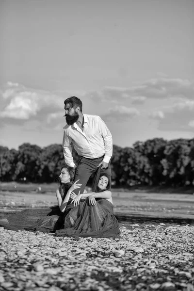 Bearded man and two women outdoor — Stock Photo, Image