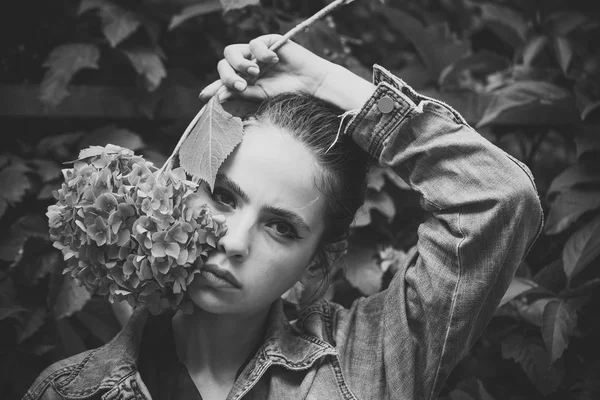 Mujer mantenga hortensias azules en la cara de maquillaje —  Fotos de Stock