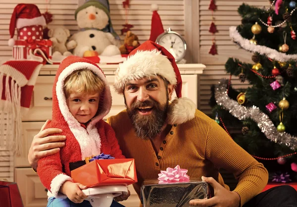 Nieuwjaar man en kleine jongen. — Stockfoto