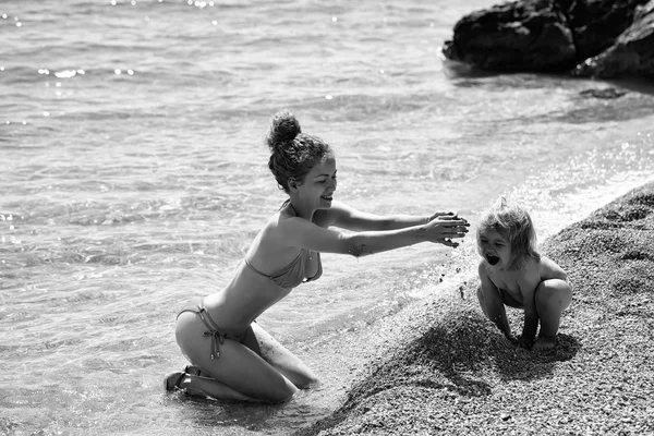 Madre e hijo en la playa — Foto de Stock