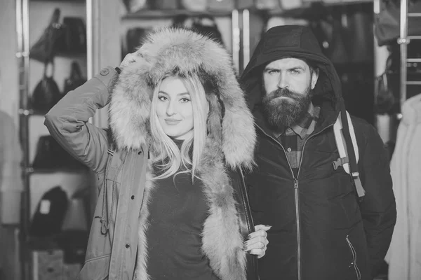 Par man och kvinna i vinterpäls, Modeevenemang, shopping — Stockfoto