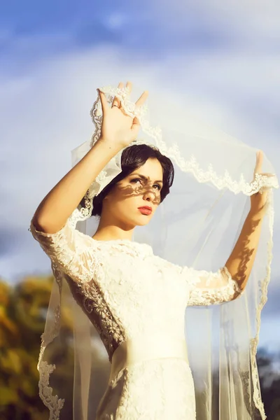 Sensual bride outdoor — Stock Photo, Image