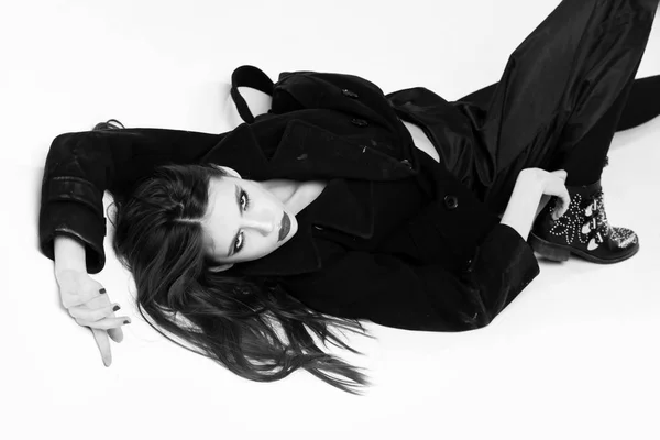 Menina em casaco preto, belo retrato de mulher em branco — Fotografia de Stock