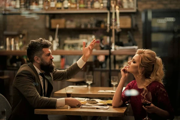 Dåliga datum för par, motvilja och skilsmässa. Affärsmöte och konflikter mellan man och kvinna. Ilskan av kvinna och man. Bryta upp relationer och kärlek. Par med missförstånd på restaurang — Stockfoto