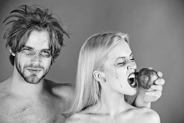 年轻夫妇的男人和女人吃石榴 — 图库照片